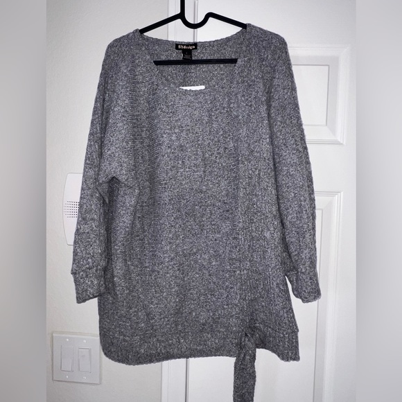 Sweater with tags - Picture 1 of 1